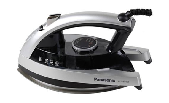 Bàn ủi hơi nước Panasonic NI-W650CSLRA thiết kế chắc chắn, chống bám bụi