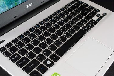 Laptop Acer Aspire E5 473 màu xám với bàn phím mang thiết kế hiện đại