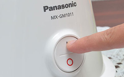 Máy xay sinh tố Panasonic MX-GM1011 chỉ có 1 nút điều khiển đơn giản