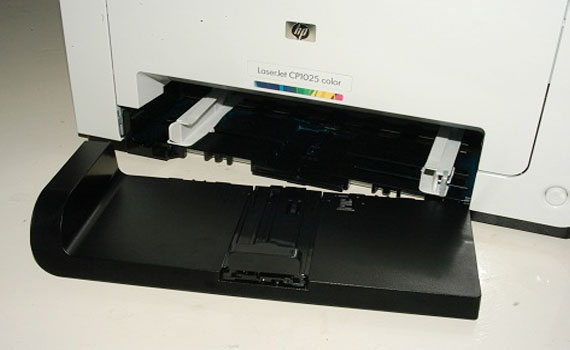 Máy in laser HP LaserJet Pro CP1025 sở hữu khay đựng giấy lớn