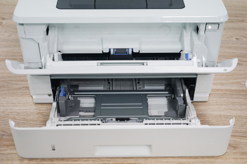 Khay đựng giấy máy in laser HP M402N rộng.