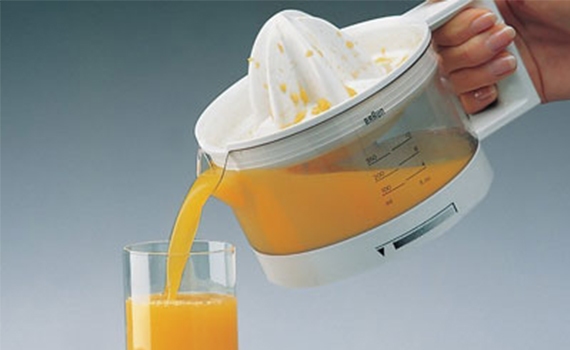 Máy vắt cam Braun CJ3000 hiển thị mức nước cam rõ ràng