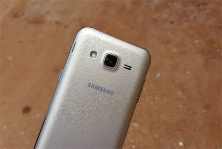 Điện thoại di động Samsung Galaxy J2 với thiết kế màu vàng bắt mắt
