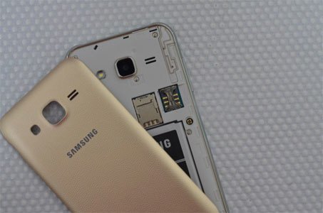 Điện thoại đi dộng Samsung Galaxy J2 có khe cắm thẻ MicroSD