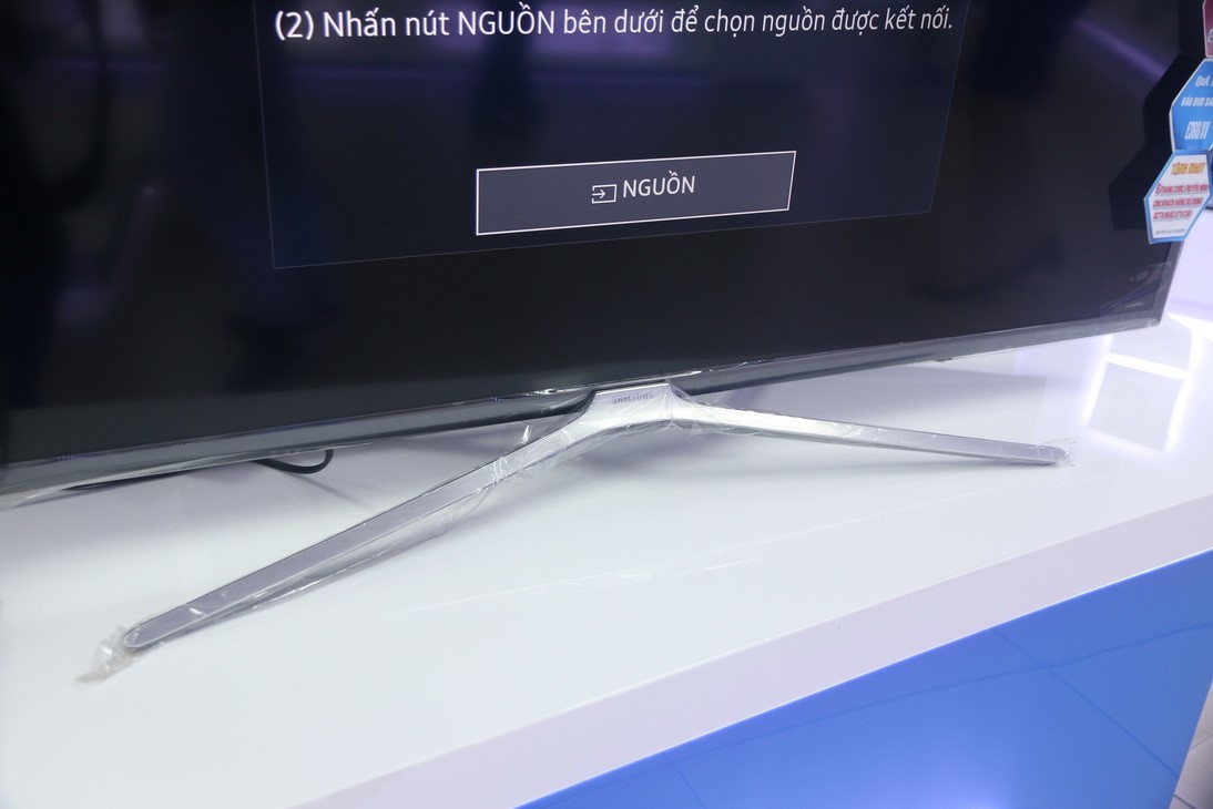 Ch&acirc;n đế của TV Samsung K5520 l&agrave; kiểu tam gi&aacute;c chắc chắn