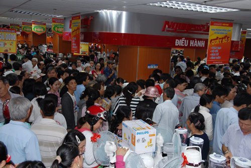 Kh&aacute;ch h&agrave;ng thanh to&aacute;n h&agrave;ng h&oacute;a tại Nguyễn Kim Cần Thơ