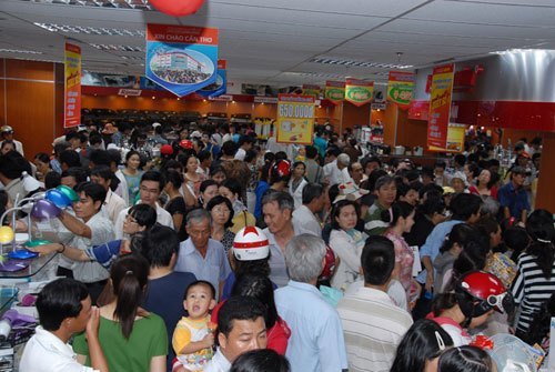 Kh&aacute;ch h&agrave;ng tấp nập mua sắm h&agrave;ng h&oacute;a tại Nguyễn Kim Cần Thơ