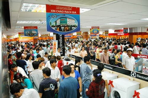 Kh&aacute;ch h&agrave;ng tấp nập mua h&agrave;ng điện lạnh, tủ lạnh, m&aacute;y giặt ch&iacute;nh h&atilde;ng tại Nguyễn Kim Ki&ecirc;n Giang