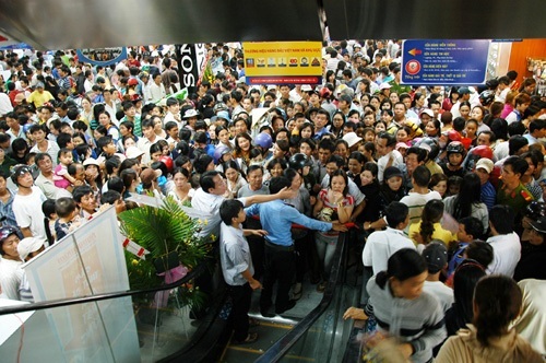 Kh&aacute;ch h&agrave;ng chen lấn mua h&agrave;ng gi&aacute; rẻ, giảm gi&aacute; tại Nguyễn Kim Ki&ecirc;n Giang