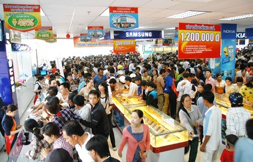 Kh&aacute;ch h&agrave;ng tấp nập mua điện thoại di động ch&iacute;nh h&atilde;ng tại Nguyễn Kim Ki&ecirc;n Giang