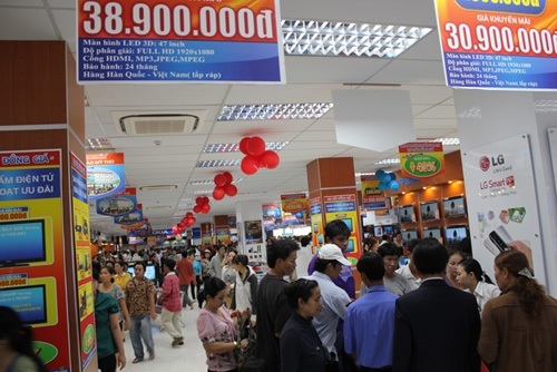 Qu&yacute; kh&aacute;ch h&agrave;ng mua sắm tại Nguyễn Kim Tiền Giang