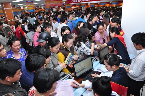 Kh&aacute;ch h&agrave;ng mua sắm tại Nguyễn Kim Bi&ecirc;n H&ograve;a