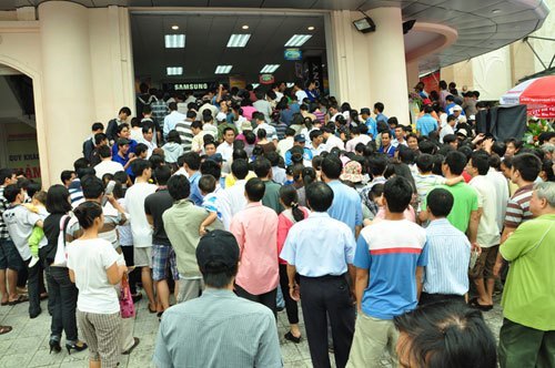 Kh&aacute;ch h&agrave;ng tham dự lễ khai trương tại Nguyễn Kim Bi&ecirc;n H&ograve;a