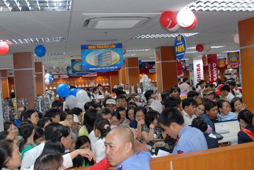 Kh&aacute;ch h&agrave;ng mua sắm tại trung t&acirc;m Nguyễn Kim G&ograve; Vấp