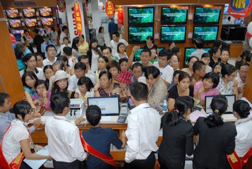 Kh&aacute;ch h&agrave;ng thanh to&aacute;n tại trung t&acirc;m Nguyễn Kim G&ograve; Vấp