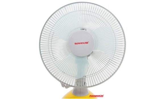 Quạt sạc Sunhouse SH712 có 3 cánh bằng nhựa ABS cao cấp