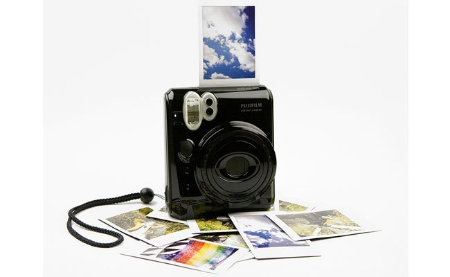 Máy ảnh chụp lấy liền Fuji Instax 50S thiết kế tinh tế hoài cổ