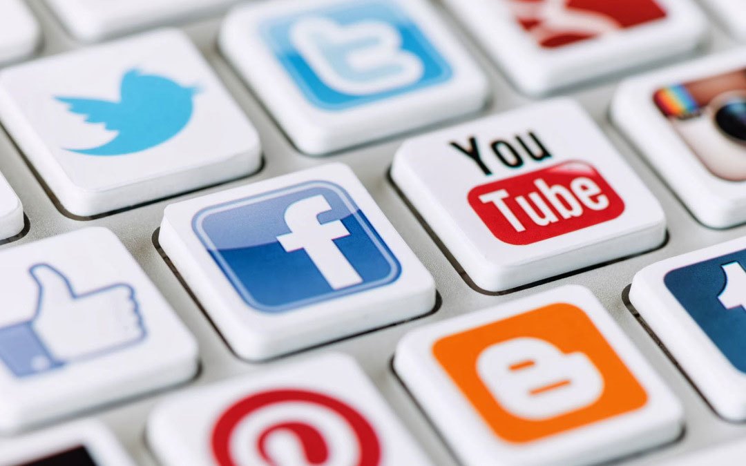 M&aacute;y chơi game Sony PlayStation 4 với c&aacute;c kết nối tốc độ cao