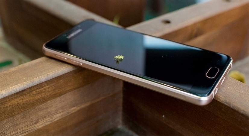 Điện thoại Samsung Galaxy A3 2016 gọn g&agrave;ng, cầm chắc tay