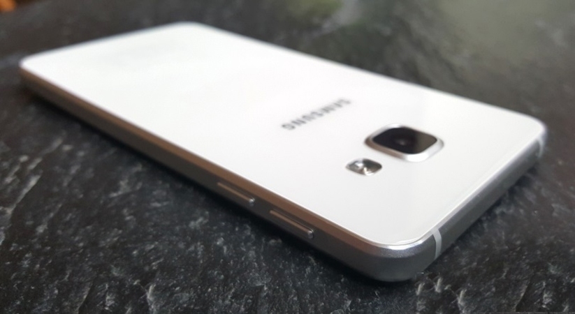 Điện thoại Samsung Galaxy A3 2016 gọn gàng, cầm chắc tay