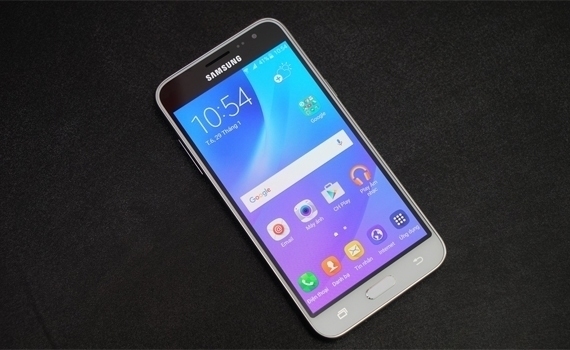 Điện thoại Samsung Galaxy J3 trang bị màn hình Super AMOLED 5 inches