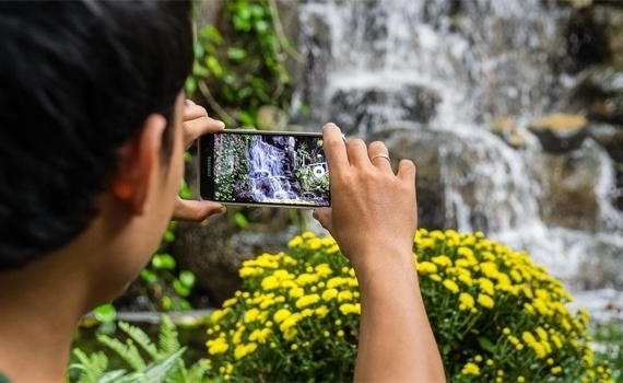 Điện thoại Samsung Galaxy J3 trang bị màn hình Super AMOLED 5 inches