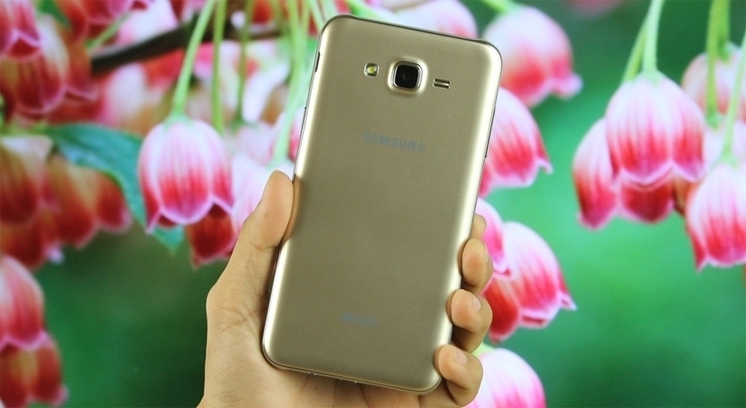 Điện thoại Samsung Galaxy J7 thiết kế khung kim loại toàn thân