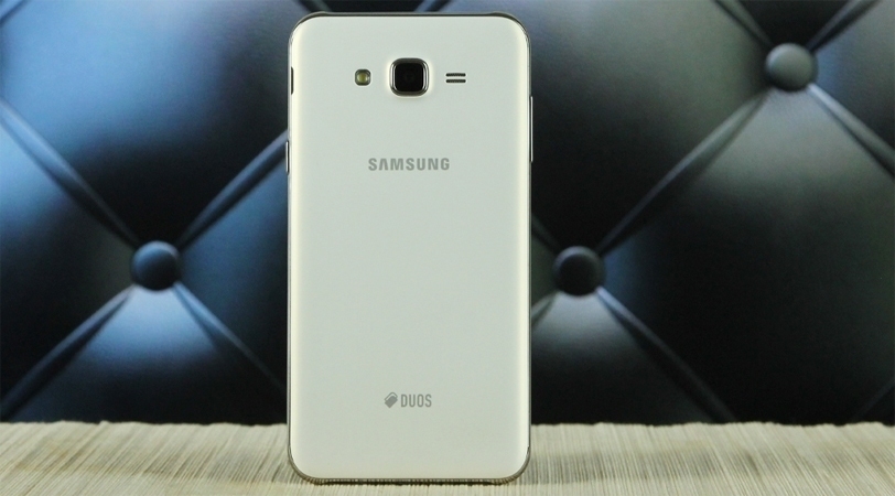 Điện thoại Samsung Galaxy J7 trắng thiết kế khung kim loại toàn thân
