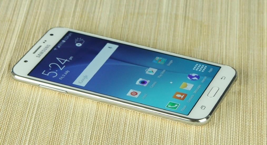 Điện thoại Samsung Galaxy J7 2016 trắng màn hình Super AMOLED 5.5 inches