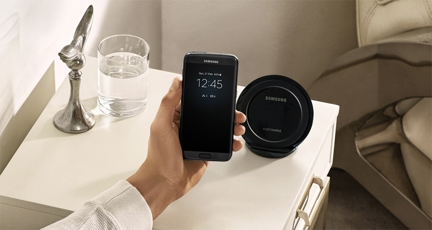 Điện thoại Samsung Galaxy S7 trang bị t&iacute;nh năng sạc kh&ocirc;ng d&acirc;y