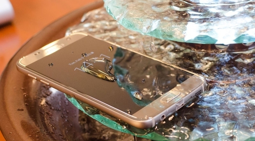 Điện thoại Samsung Galaxy S7 kh&aacute;ng nước v&agrave; bụi
