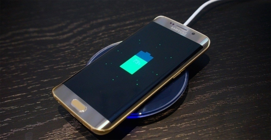 Điện thoại Samsung Galaxy S7 trang bị t&iacute;nh năng sạc kh&ocirc;ng d&acirc;y