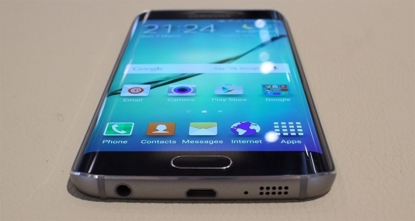 Điện thoại Samsung Galaxy S7 Edge với m&agrave;n h&igrave;nh Super AMOLED cực n&eacute;t