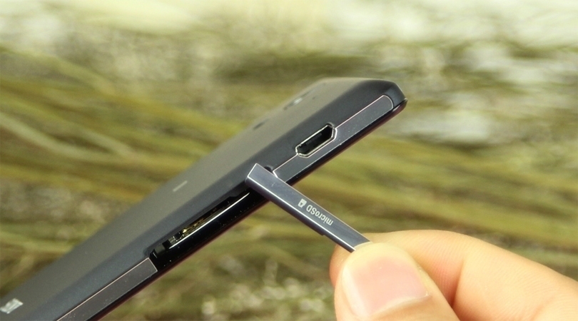 Điện thoại Sony Xperia C3 trang bị khe cắm thẻ nhớ ngo&agrave;i