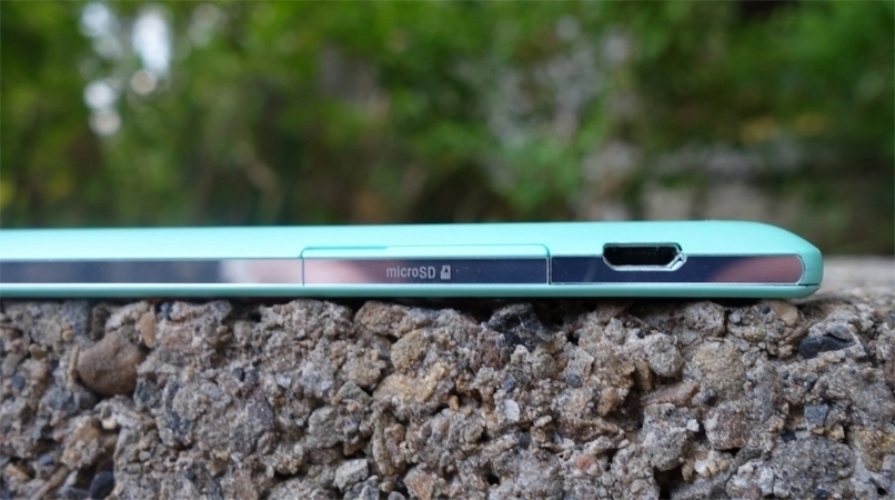 Điện thoại Sony Xperia C3 trang bị khe cắm thẻ nhớ ngo&agrave;i