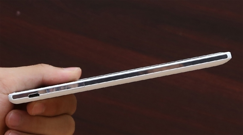 Điện thoại Sony Xperia C3 trang bị khe cắm thẻ nhớ ngo&agrave;i