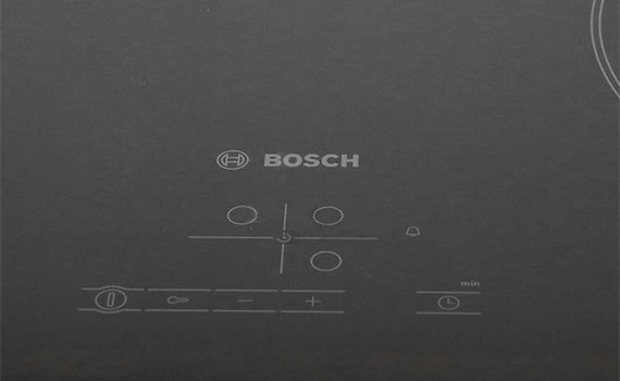 Bảng điều khiển cảm ứng của bếp hồng ngoại Bosch PKM611B17E dễ sử dụng
