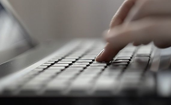 Máy tính xách tay Asus E402SA trang bị bàn phím tiện lợi