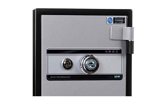 Két sắt Solid SLS-56C hỗ trợ thêm khóa phụ tiện lợi dễ sử dụng