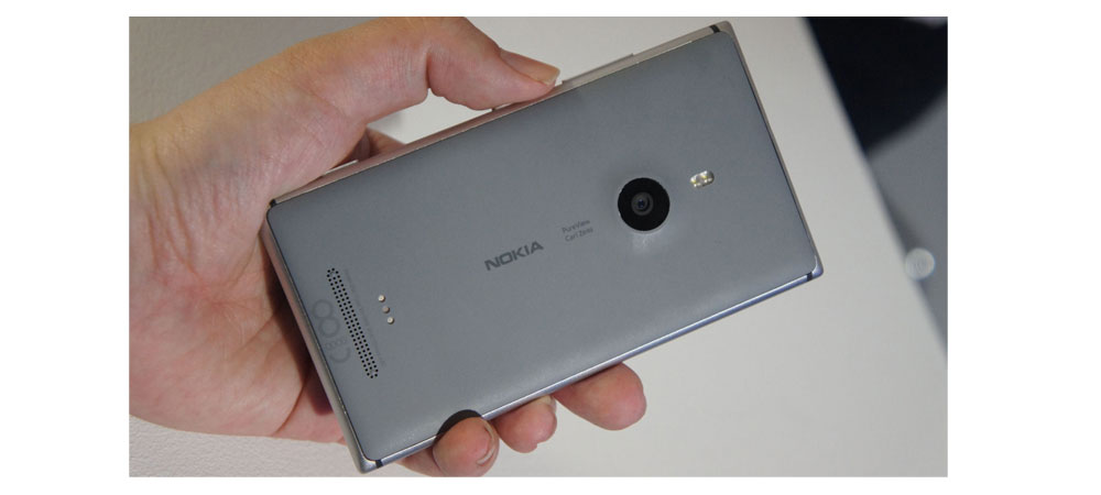 Điện thoại Nokia Lumia 925 kết nối mạnh mẽ