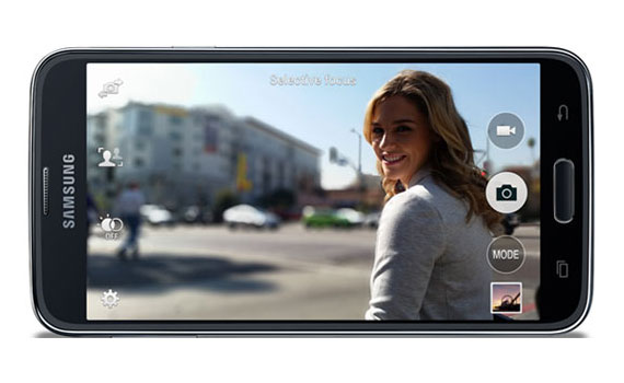 Điện thoại Samsung SM-G900H với chức năng chụp ngược s&aacute;ng th&ocirc;ng minh