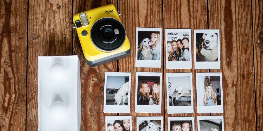 M&aacute;y chụp ảnh loại n&agrave;o tốt? M&aacute;y chụp ảnh lấy liền Fuji Instax Mini 70 v&agrave;ng