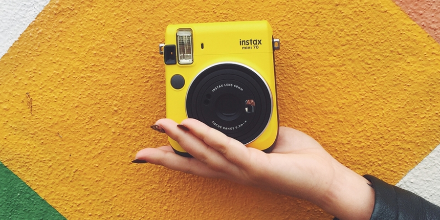 M&aacute;y chụp ảnh lấy liền Fuji Instax Mini 70 v&agrave;ng sử dụng bền tốt