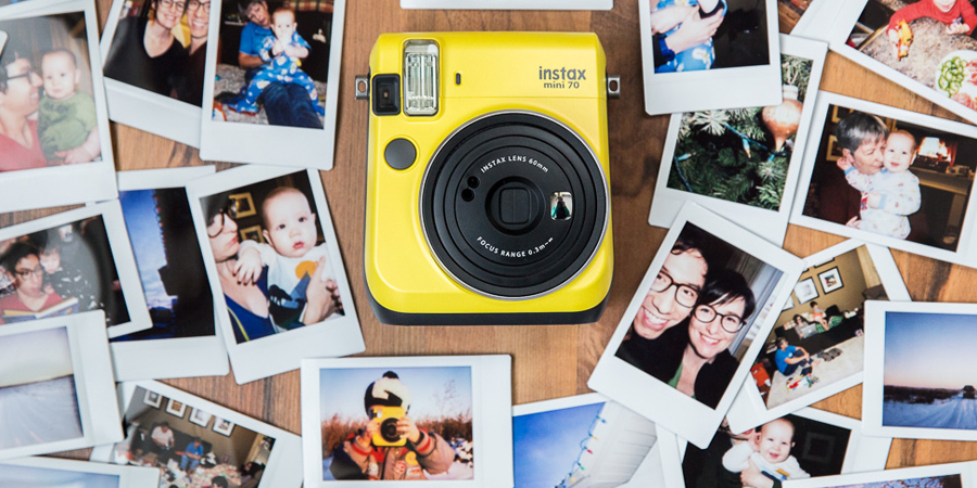 M&aacute;y chụp ảnh lấy liền Fuji Instax Mini 70 v&agrave;ng chụp ảnh tự sướng đẹp hơn