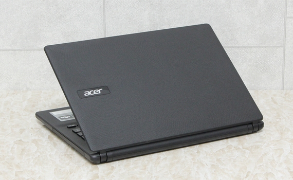 M&aacute;y t&iacute;nh x&aacute;ch tay Acer ES1 5480 với thiết kế đơn giản, cổ điển