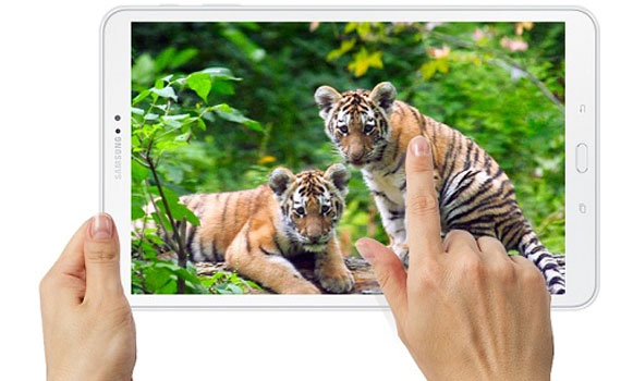 Máy tính bảng Samsung Galaxy Tab A T585 màu trắng có camera tiện lợi.