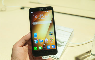 D&ugrave;ng thử điện thoại Asus Zenfone 2 tại Nguyễn Kim