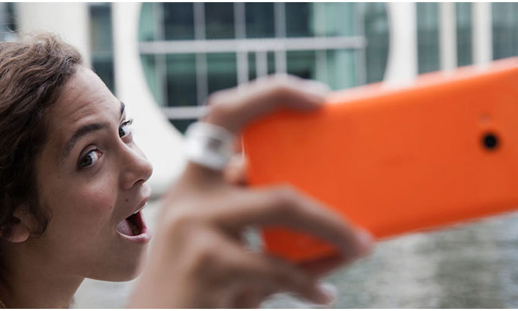 Điện thoại Nokia Lumia 730 đen c&oacute; camera trước 5MP chụp ảnh tuyệt vời