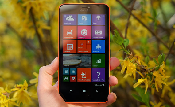 Microsoft Lumia 640 XL với hệ điều h&agrave;nh Windows Phone 8.1