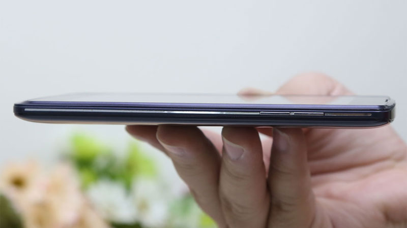 Điện thoại Oppo Yoyo R2001 m&agrave;u đen thiết kế gọn nhẹ